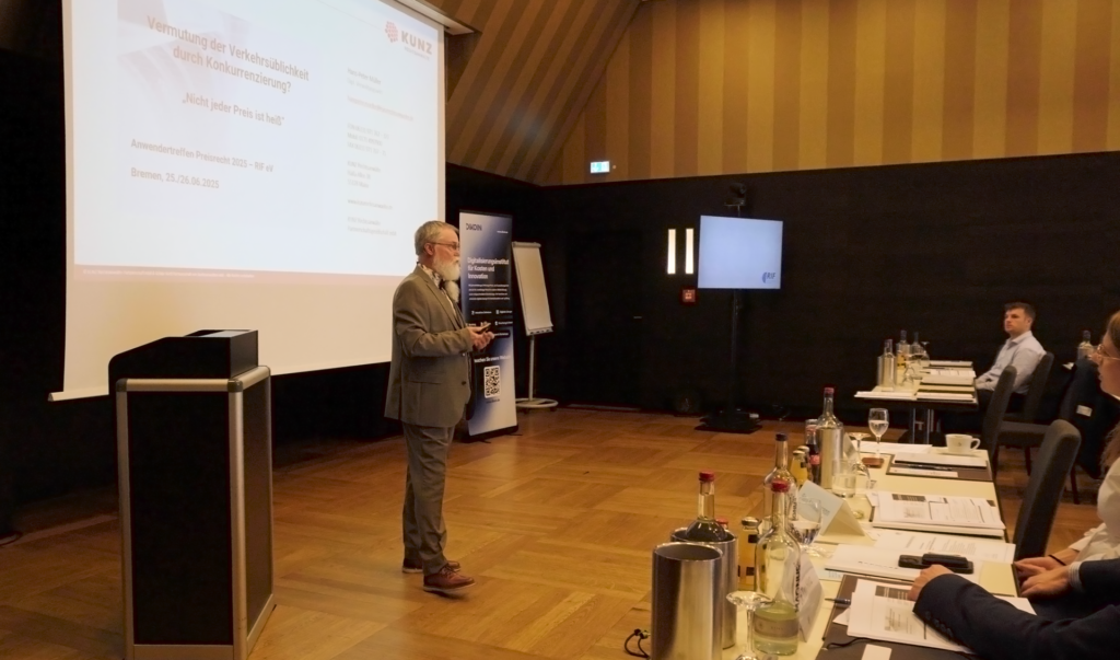 Hans-Peter Müller beim Vortrag „Vermutung der Verkehrsüblichkeit durch Konkurrenzierung?“ auf dem Anwendertreffen Preisrecht 2025 in Bremen